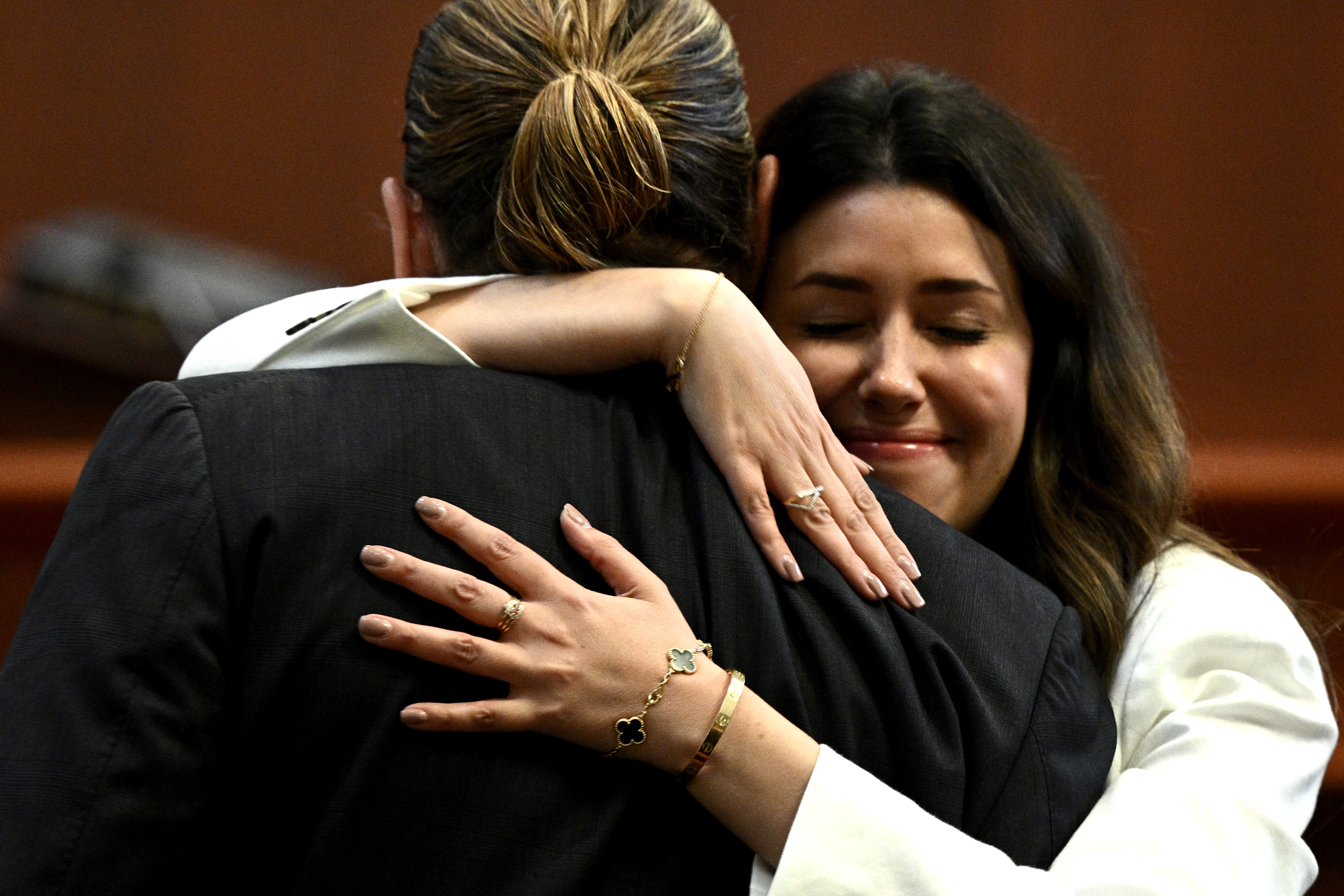 Fairfax (United States), 17/05/2022.- Attorney Camille Vasquez embraces US actor Johnny Depp in the courtroom at the Fairfax County Circuit Courthouse in Fairfax, Virginia, USA, 17 May 2022. US actor Johnny Depp's 50 million US dollar defamation lawsuit against his ex-wife, US actress Amber Heard, started on 10 April. (Estados Unidos) EFE/EPA/BRENDAN SMIALOWSKI / POOL