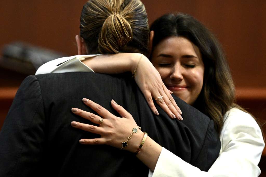 Fairfax (United States), 17/05/2022.- Attorney Camille Vasquez embraces US actor Johnny Depp in the courtroom at the Fairfax County Circuit Courthouse in Fairfax, Virginia, USA, 17 May 2022. US actor Johnny Depp's 50 million US dollar defamation lawsuit against his ex-wife, US actress Amber Heard, started on 10 April. (Estados Unidos) EFE/EPA/BRENDAN SMIALOWSKI / POOL