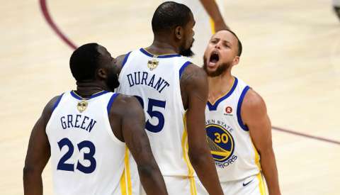 Los Warriors ganaron en Cleveland y están a un triunfo del título de la NBA