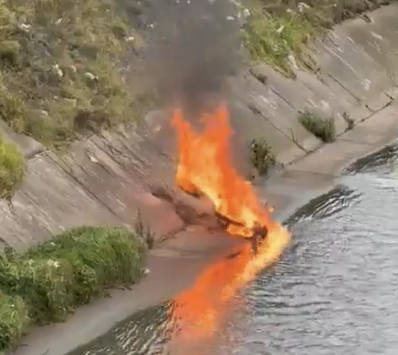 Tras recibir tres comparendos en un control vial, un motociclista decidió incendiar su moto en el sur de Bogotá.