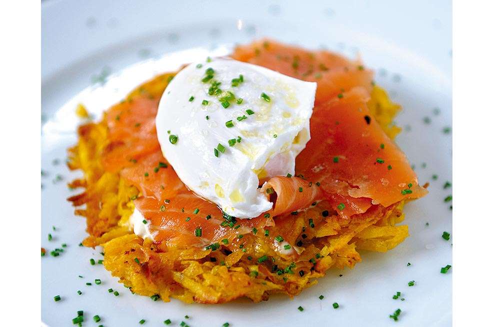 Rösti de plátano verde con salmón y huevos pochados