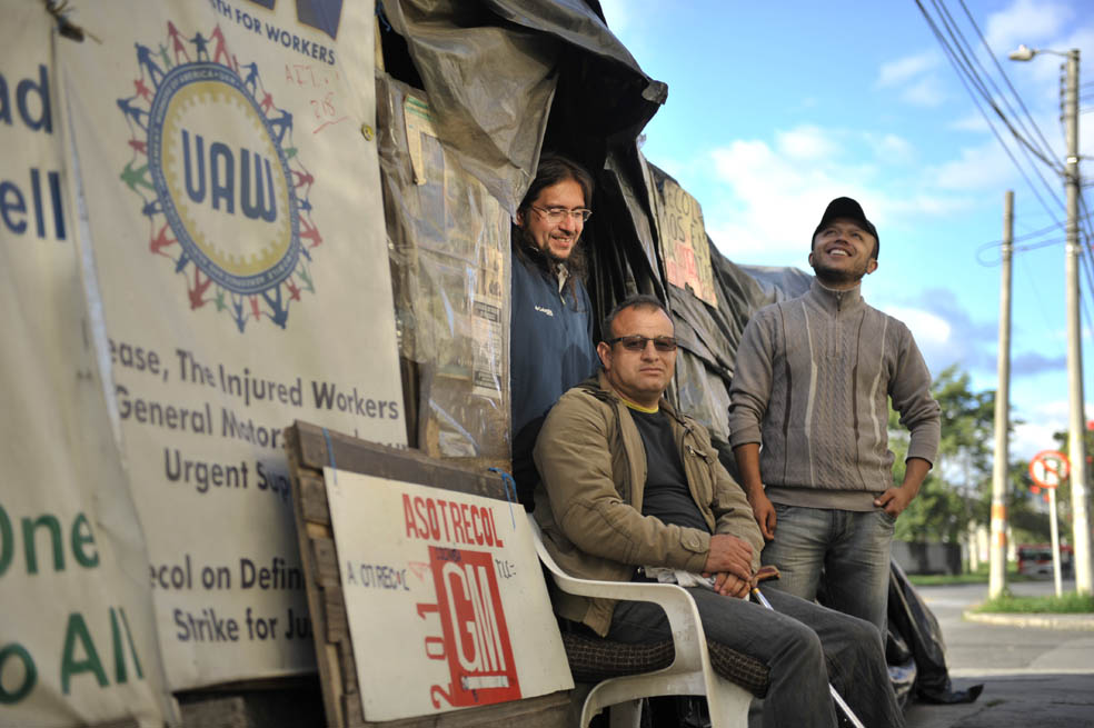 Manuel Ospina Contreras (izq.), Jorge Alberto Parra y Carlos Trujillo en frente de lo que ha sido su casa durante los últimos dos años. / Gustavo Torrijos 