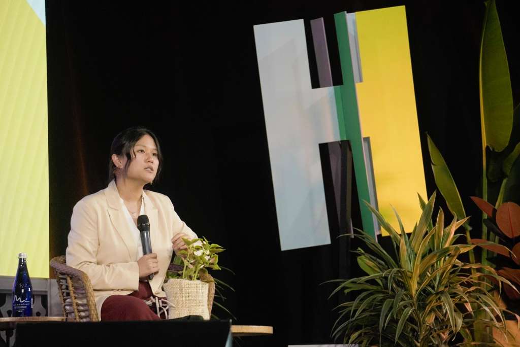 Karen Hao es ingeniera mecánica y periodista. Ha escrito para medios como "The Wall Street Journal" y "The Atlantic" y fue, en 2019, la primera periodista en hacer una reseña sobre OpenAI.
