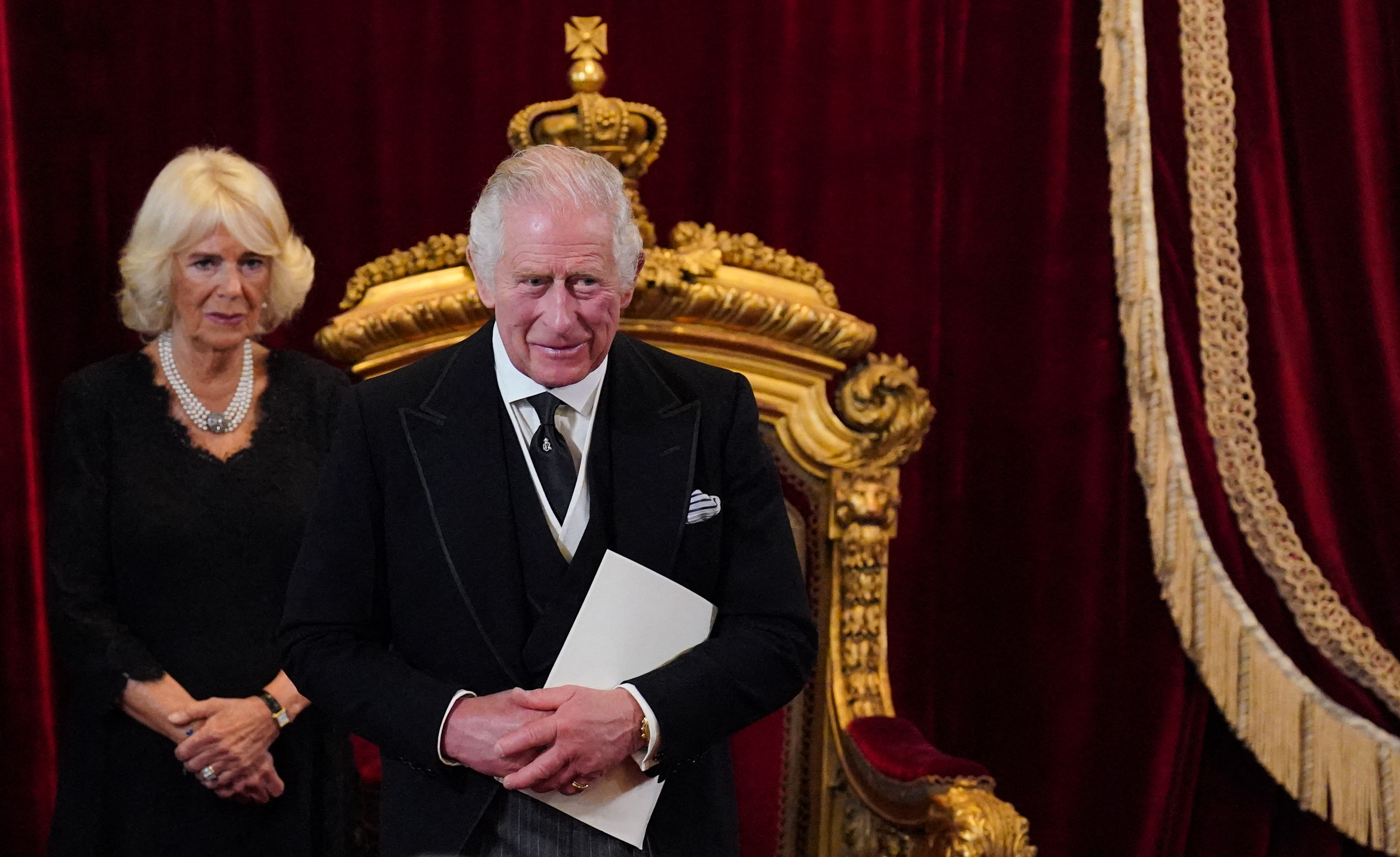 Camilla de Gran Bretaña, la reina consorte (izquierda) reacciona mientras el rey Carlos III de Gran Bretaña sonríe durante una reunión del Consejo de Adhesión dentro del Palacio de St James en Londres el 10 de septiembre de 2022, para proclamar a Carlos como el nuevo Rey. - Carlos III de Gran Bretaña fue proclamado oficialmente rey en una ceremonia el sábado, un día después de que juró en su primer discurso ante los dolientes que emularía a su "querida mamá", la reina Isabel II, quien murió el 8 de septiembre.