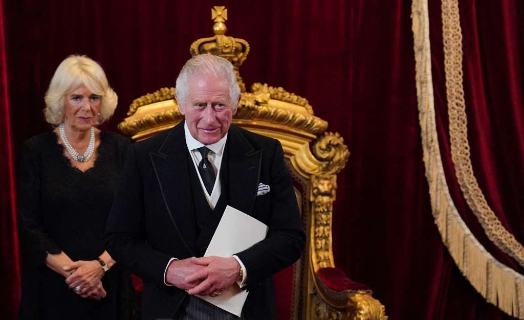 Camilla de Gran Bretaña, la reina consorte (izquierda) reacciona mientras el rey Carlos III de Gran Bretaña sonríe durante una reunión del Consejo de Adhesión dentro del Palacio de St James en Londres el 10 de septiembre de 2022, para proclamar a Carlos como el nuevo Rey. - Carlos III de Gran Bretaña fue proclamado oficialmente rey en una ceremonia el sábado, un día después de que juró en su primer discurso ante los dolientes que emularía a su "querida mamá", la reina Isabel II, quien murió el 8 de septiembre.