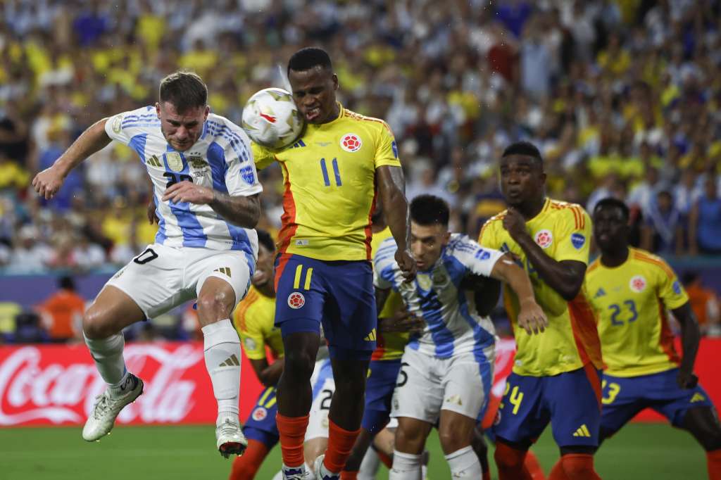 Miami Gardens (United States), 15/07/2024.- Alexis Mac Allister (L) of Argentina in action against Colombia's Jhon Arias during the CONMEBOL Copa America 2024 fnal in Miami Gardens, Florida, USA, 14 July 2024. EFE/EPA/CJ GUNTHER