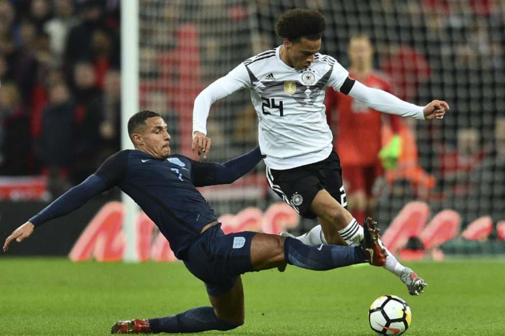 Jake Livermore (Inglaterra) y Leroy Sané (Alemania) disputan una pelota, este viernes, en Wembley. / AFP