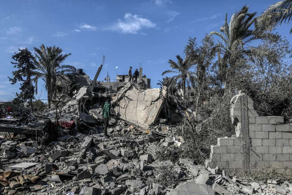 Deir Al-balah (-), 22/12/2024.- Palestinians inspect the rubble of a destroyed house following Israeli airstrikes on Deir al-Balah, in central Gaza Strip, 22 December 2024. According to the Palestinian Health Ministry in Gaza, more than 30 people were killed across the Gaza Strip in a series of Israeli airstrikes overnight and early on 22 December. More than 45,000 Palestinians and over 1,400 Israelis have been killed, according to the Palestinian Health Ministry and the Israeli Army, since Hamas militants launched an attack against Israel from the Gaza Strip on 07 October 2023, and the Israeli operations in Gaza and the West Bank which followed it. EFE/EPA/MOHAMMED SABER