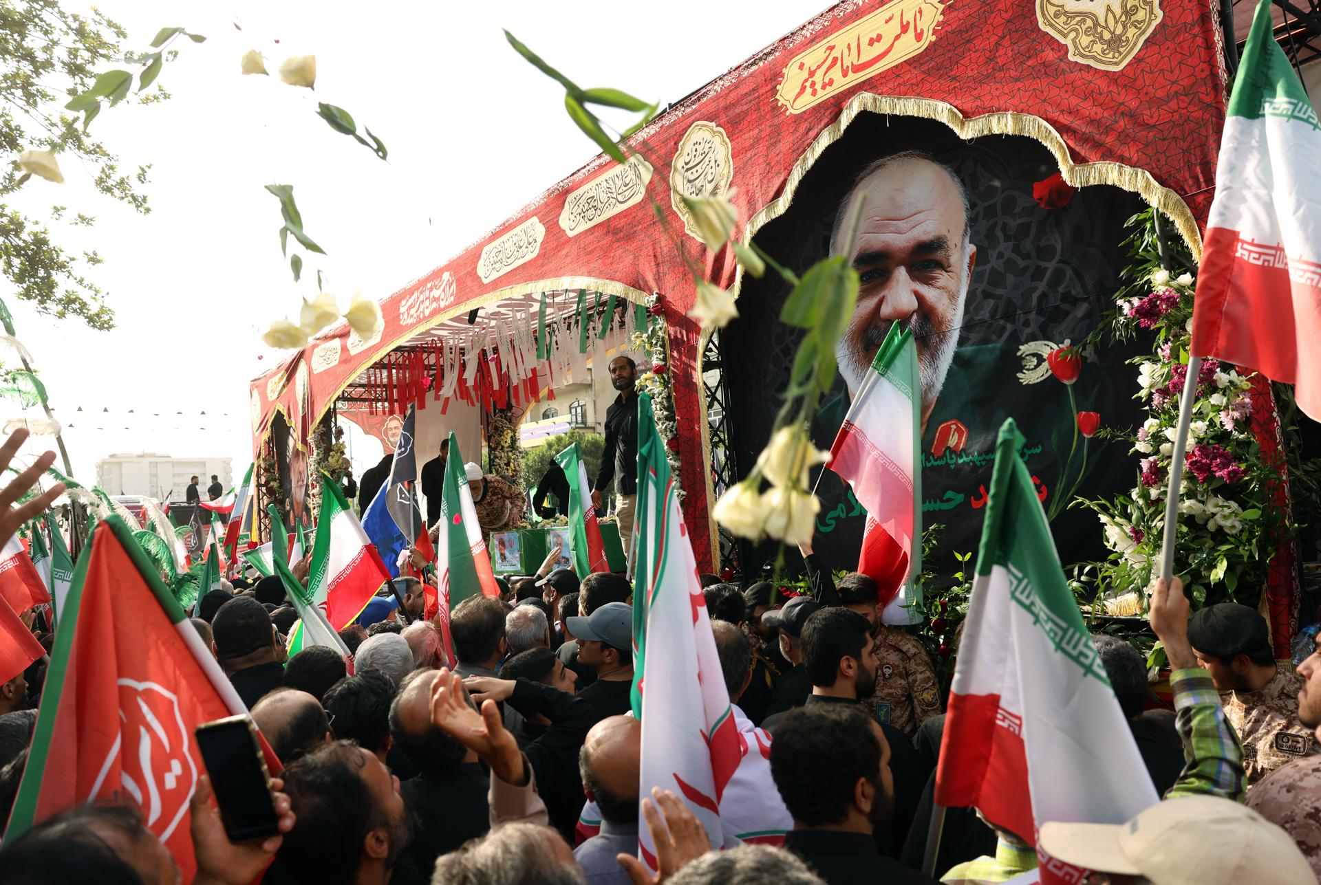 TEHRAN (Iran (Islamic Republic Of)), 28/06/2025.- Iranians attend a funeral ceremony for Iranian IRGC generals and scientists who were killed in recent Israeli airstrikes, in Tehran, Iran, 28 June 2025. Israel has been conducting a campaign across Iran since 13 June, targeting nuclear, military, and energy facilities, prompting Iran to launch retaliatory waves of missiles and drones toward Israel. (Teherán) EFE/EPA/ABEDIN TAHERKENAREH