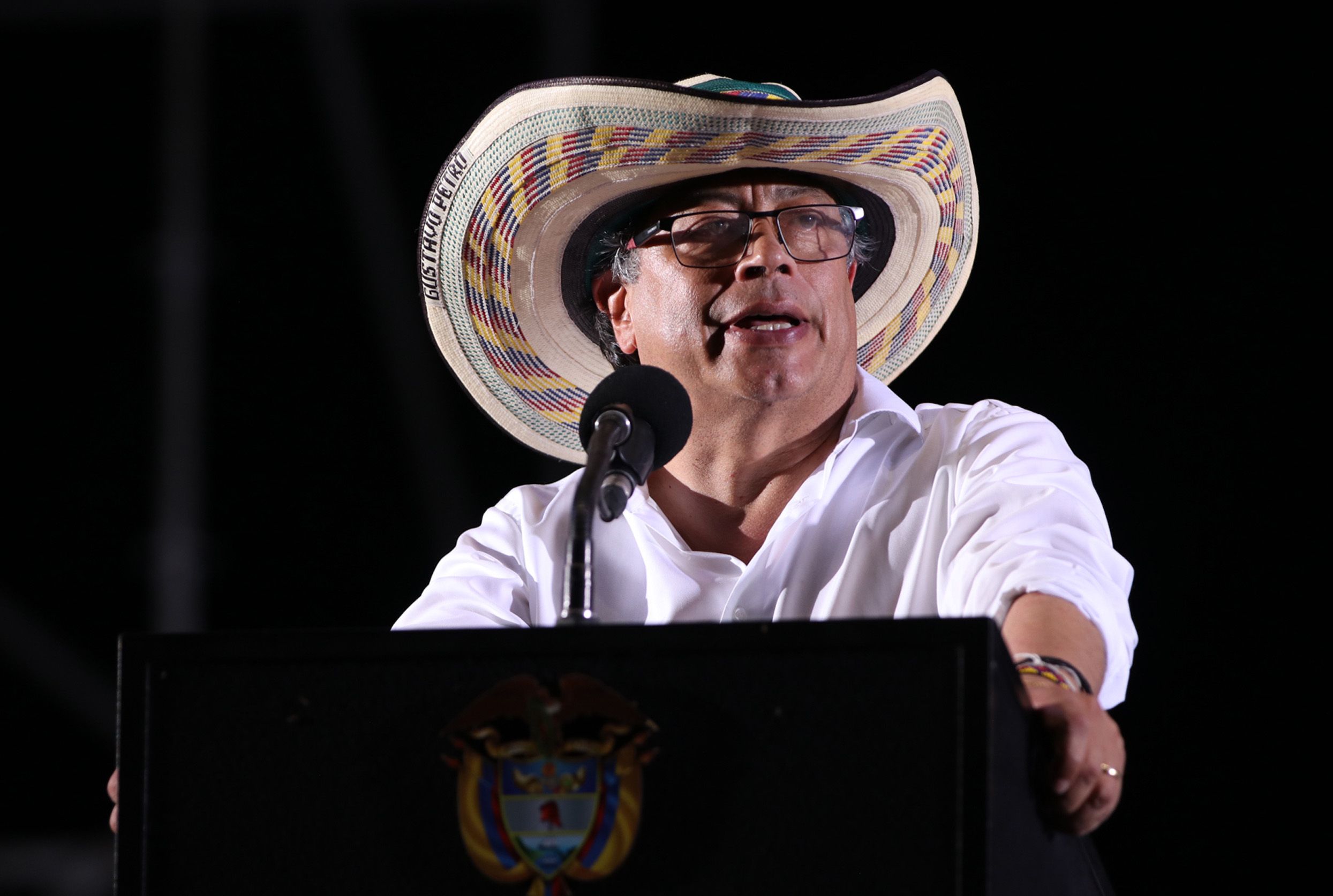 GUA700. RIOHACHA. (COLOMBIA), 29/06/2023.- Fotografía cedida por la oficina de prensa de la Vicepresidencia de Colombia del mandatario colombiano, Gustavo Petro, durante la firma de los documentos que dan luz verde de forma oficial el Ministerio de Igualdad, hoy, en Riohacha (Colombia). Petro puso su firma a los documentos que dan a luz verde de forma oficial el Ministerio de Igualdad, una promesa de campaña del primer gobierno de izquierdas del país y que será ocupado desde mañana por la vicepresidenta, Francia Márquez, quien ha impulsado su creación. EFE/ Vicepresidencia De Colombia / SOLO USO EDITORIAL/ SOLO DISPONIBLE PARA ILUSTRAR LA NOTICIA QUE ACOMPAÑA (CRÉDITO OBLIGATORIO)