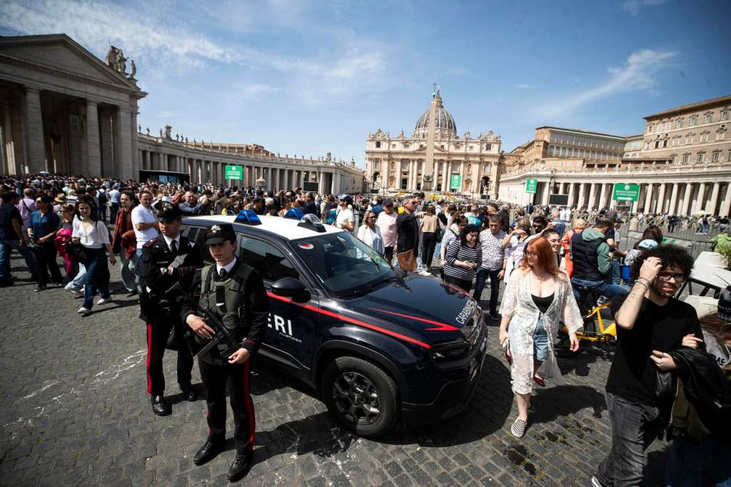 VATICAN CITY (Vatican City State (Holy See)), 21/04/2025.- Police personnel stand guard in St. Peter's Square following the death of Pope Francis, Vatican City, 21 April 2025. Pope Francis died on 21 April 2025 at the age of 88, according to the Holy See. Born Jorge Mario Bergoglio in Buenos Aires, Argentina, on 17 December 1936, he was appointed leader of the Catholic Church on 13 March 2013, succeeding Pontiff Emeritus Benedict XVI. (Papa, Santa Sede) EFE/EPA/ANGELO CARCONI
