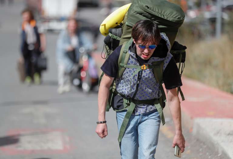 Verkhnii Lars (Georgia), 27/09/2022.- A Russian man with a backpack walks along a road after passing through customs at the Georgia-Russia border checkpoint of Verkhnii Lars, Georgia, 27 September 2022. Thousands of Russian men left Russia after Russian President Putin announced in a televised address to the nation on 21 September, that he signed a decree on partial mobilization in the Russian Federation due to the conflict in Ukraine. Russian Defense Minister Shoigu said that 300,000 people would be called up for service as part of the move. Georgian Interior Minister Vakhtang Gomelauri said on 27 September, that in recent days some 10,000 Russians have crossed the border with Georgia every day. On 24 February 2022 Russian troops entered the Ukrainian territory in what the Russian president declared a 'Special Military Operation', starting an armed conflict that has provoked destruction and a humanitarian crisis. (Rusia, Ucrania, Estados Unidos) EFE/EPA/ZURAB KURTSIKIDZE