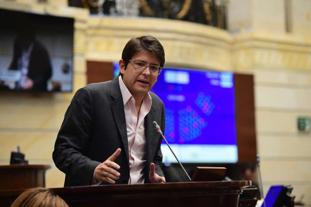 Integrante del Centro Democrático durante la moción de censura al ministro de Defensa Iván Velásquez en el Congreso de la República