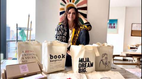 Ella diseña bolsas de tela que contribuyen con la conservación del ambiente