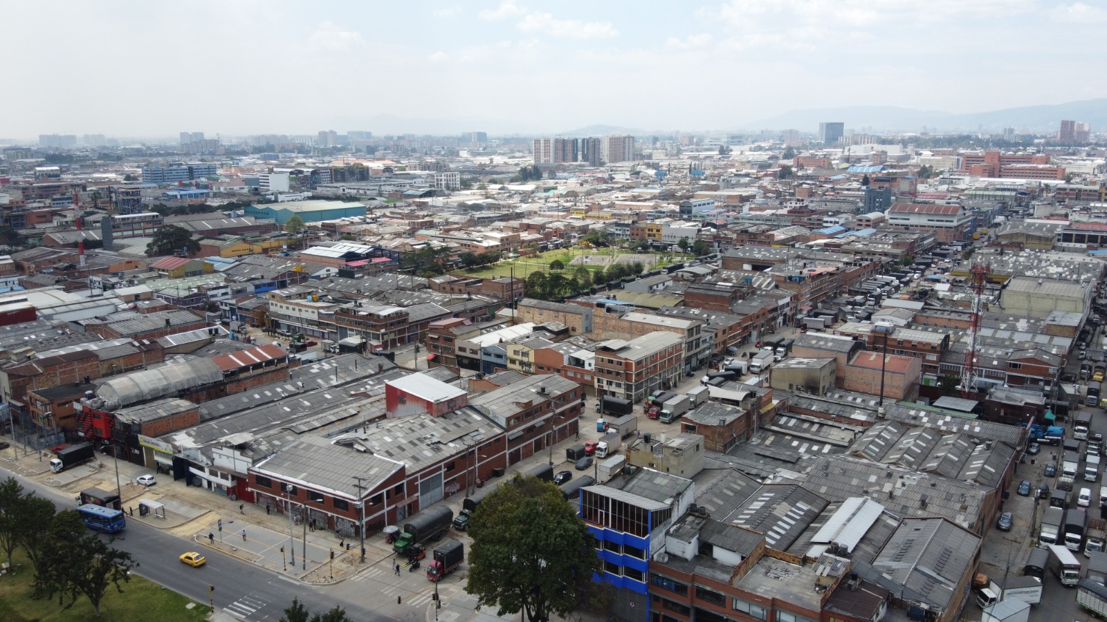 Reúsa y Revitaliza, busca atraer proyectos de vivienda, comercio, equipamientos mixtos e industrias creativas a partir del reúso de infraestructuras con alto potencial hoy en desuso o abandono. El programa se inscribe en la Actuación Estratégica ZIBo, recientemente adoptada, y se concentra en un polígono de 106,43 hectáreas dentro de las 541 hectáreas que conforman esta zona occidente de la ciudad.