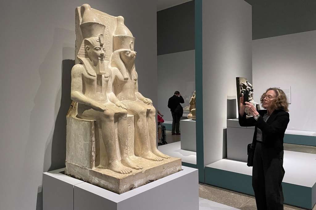 FOTODELDÍA ACOMPAÑA CRÓNICA: EEUU CULTURA USA5254. NUEVA YORK (ESTADOS UNIDOS), 06/10/2025.- Una persona toma una fotografía durante la presentación de la exposición 'Divine Egypt' ('Egipto divino') este lunes, en el Museo Metropolitano (Met) en Nueva York (Estados Unidos). El Met explora en una nueva exposición temporal la "complejidad" de las deidades del antiguo Egipto y las diferentes formas en que estas se representaban en el arte. EFE/ Alicia Sánchez