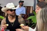 Maluma invitó a casi cien personas a su casa para escuchar su nuevo álbum y esto pasó