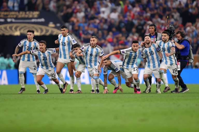 En un reñido partido, Argentina logró coronarse como el nuevo campeón del mundo en Qatar con un marcador de 4-2 venciendo a Francia en penales.