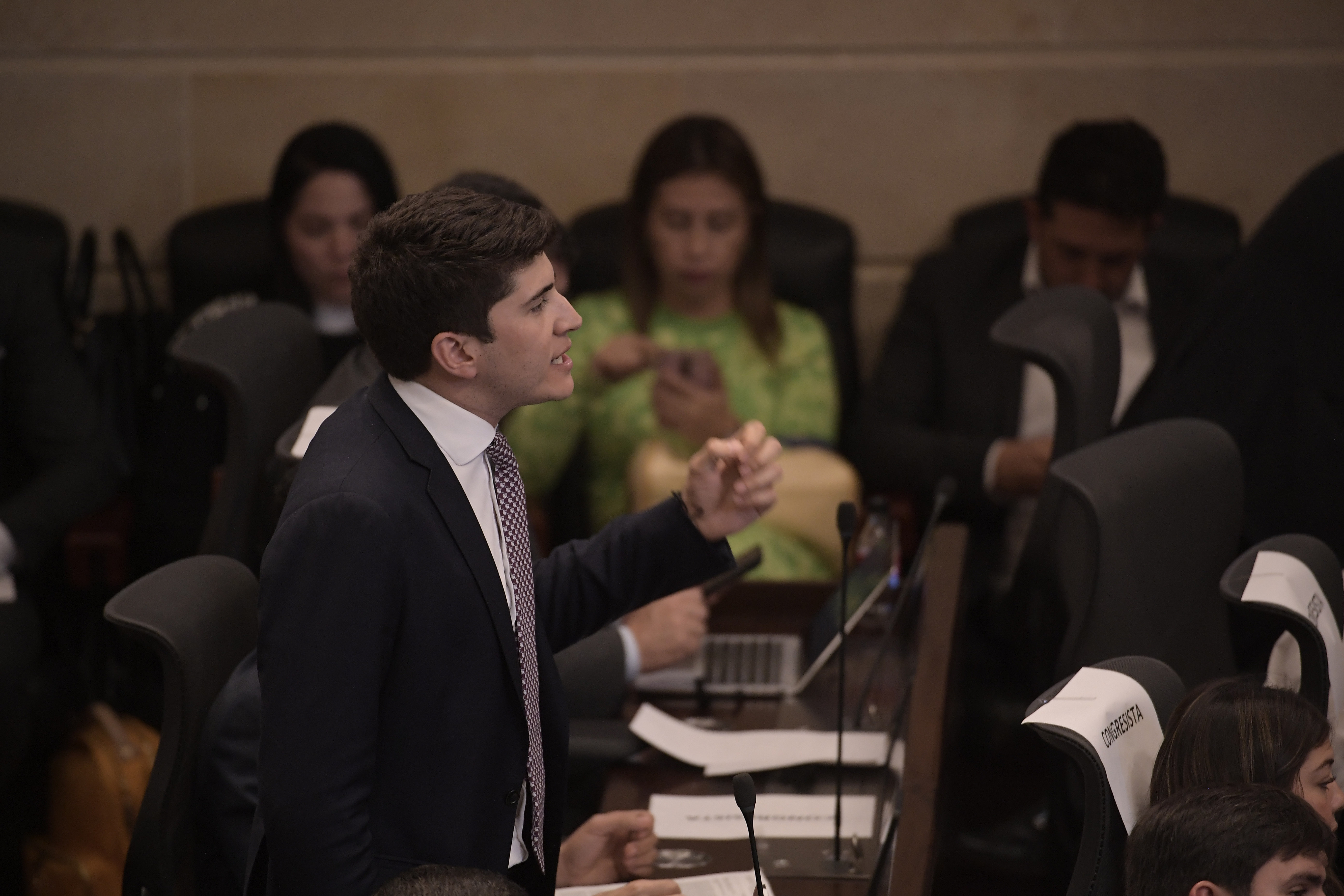 Representante a la Cámara, durante la sesión en la Cámara de Representantes en la que se aprobaron la mayoría de los artículos del Plan Nacional de Desarrollo (PND).
