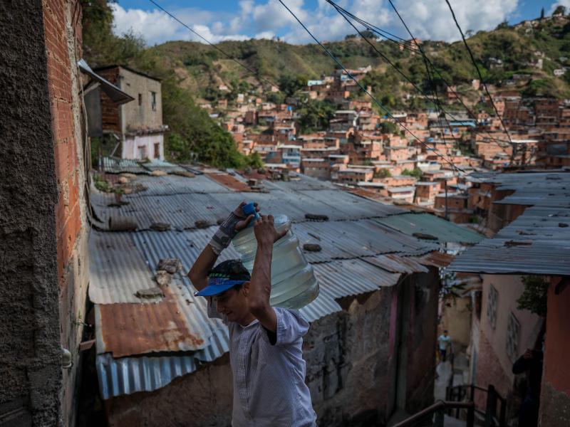 La escasez de agua en Venezuela obliga a muchos ciudadanos a buscar el recurso de muchas formas. / EFE