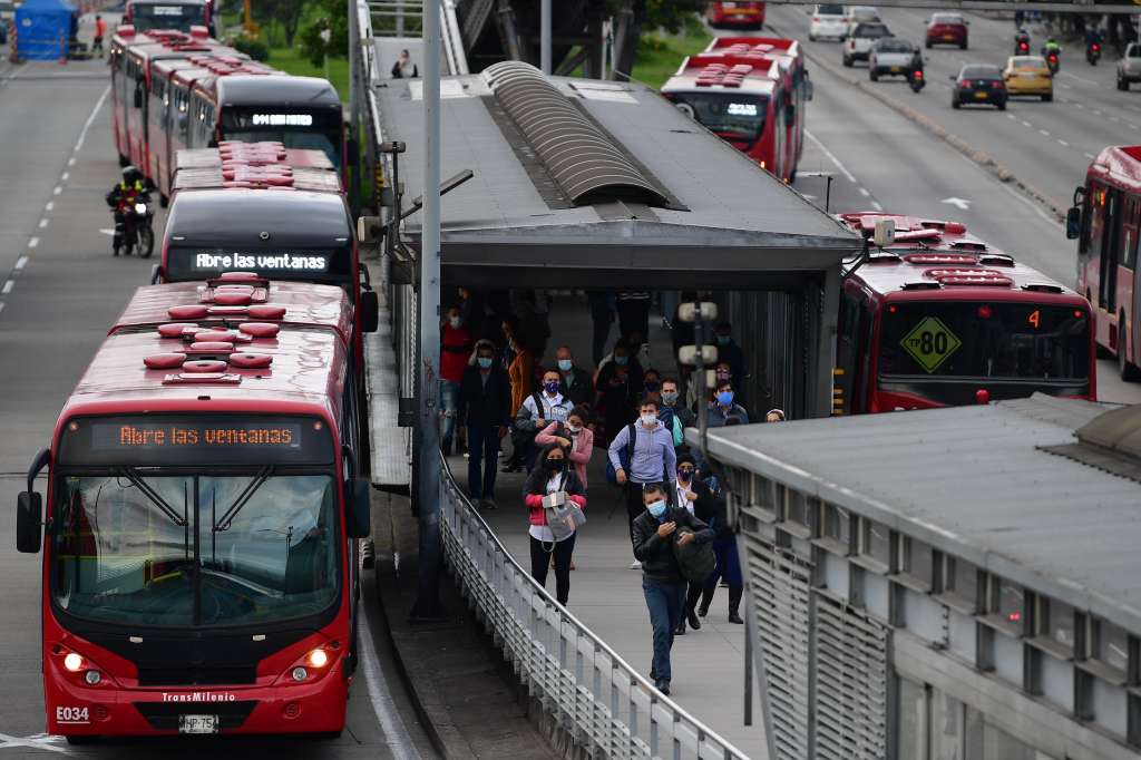 Aglomeraciones en portales, estaciones y buses del sistema de Transmilenio durante la cuarentena por Covid-19.