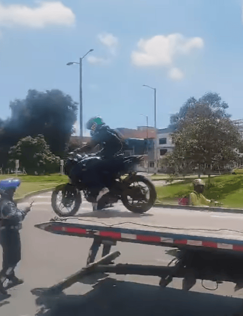 Motociclista saltó con todo y moto de una grúa para evitar inmovilización: (video)