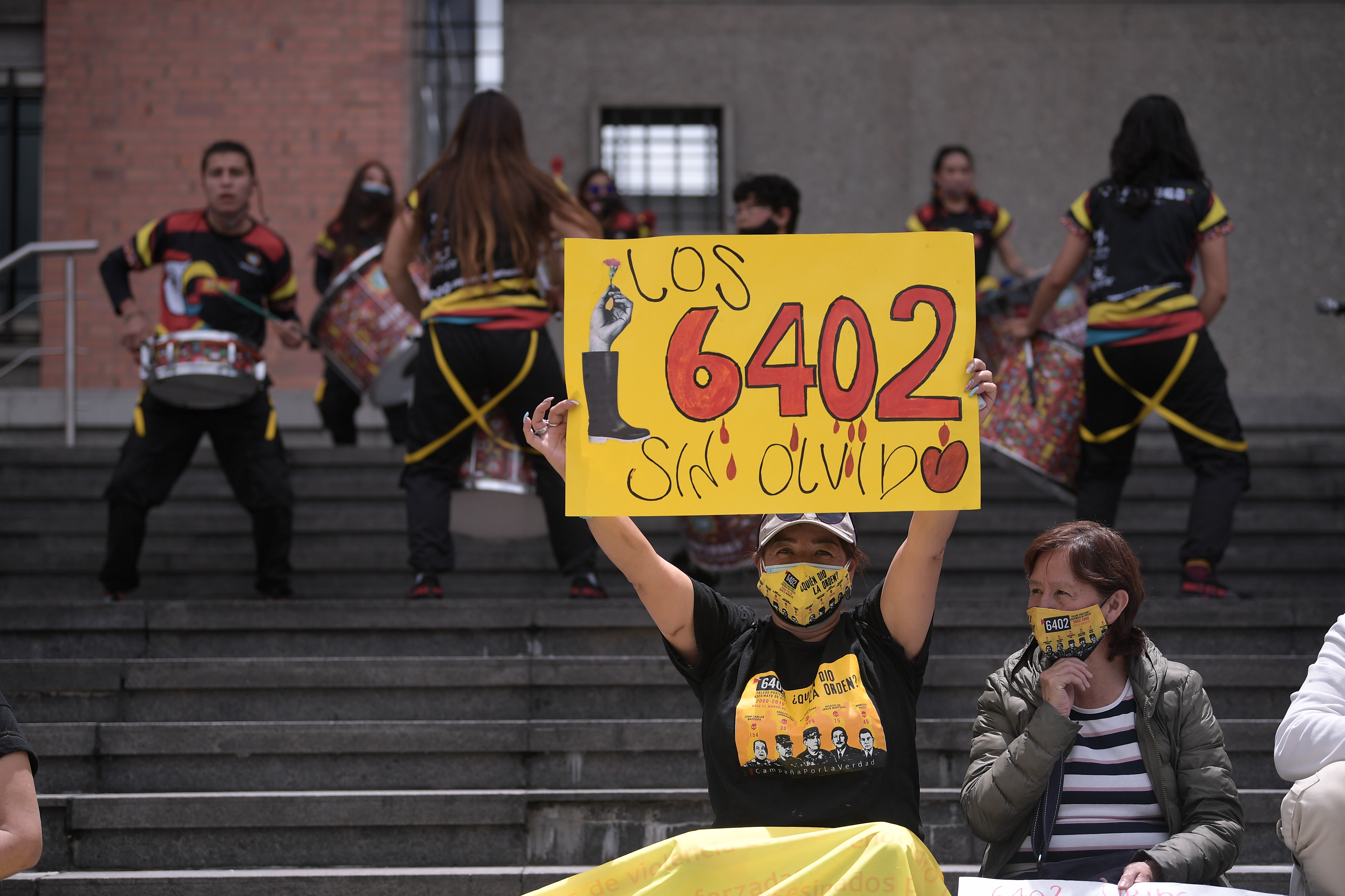 Las madres de falsos positivos (Mafapo) se hicieron presente a las afueras de la Fiscalía y Tribunales de Bogotá y Cundinamarca, en la imputación contra el general (r) Mario Montoya por falsos positivos. Las víctimas esperan que los militares implicados reciban la misma acción que Montoya en el macrocaso que adelanta la JEP por las ejecuciones extrajudiciales.