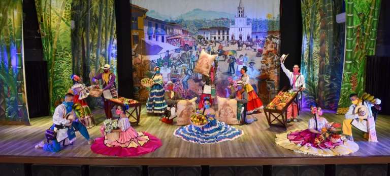 El Parque del Café es considerado como uno de los parques temáticos más importantes de Latinoamérica, gracias a que somos un lugar con alma que rinde homenaje a las más de quinientas mil familias cafeteras de nuestro país, una mezcla entre diversión, paisaje, cultura, adrenalina, café, arte, tradición, arquitectura, gastronomía, aventura, alegría, sano esparcimiento y muchas experiencias que encontrará en un área de 58 hectáreas con más de 20 atracciones mecánicas y culturales.