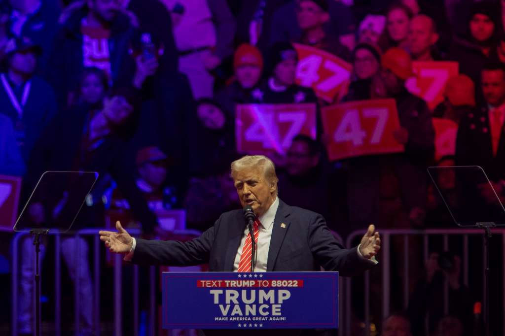 AME2558. WASHINGTON (ESTADOS UNIDOS), 19/01/2025.- El presidente electo de Estados Unidos, Donald Trump, pronuncia un discurso a sus seguidores en el estadio Capital One Arena este domingo en Washington (EE.UU.). Trump se dio un baño de masas en un mitin en un estadio de Washington, un día antes de su investidura, donde arrancó con un "¡Ganamos!" y prometió actuar con "velocidad y fuerza históricas" para cumplir sus promesas, incluida la mayor deportación jamás realizada en el país. EFE/ Ángel Colmenares