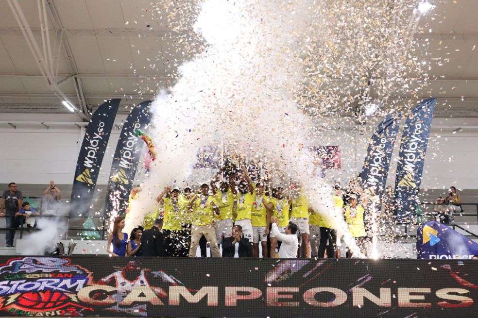 Los jugadores de Caribbean Storm levantando el título de campeones.