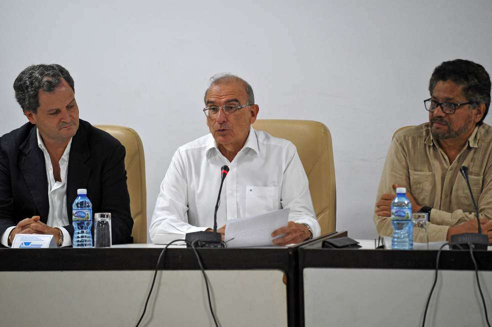 Sergio Jaramillo, comisionado de paz; Humberto de la Calle, jefe de la delegación de paz del Gobierno, e “Iván Márquez”, vocero de la delegación de paz de las Farc. / AFP