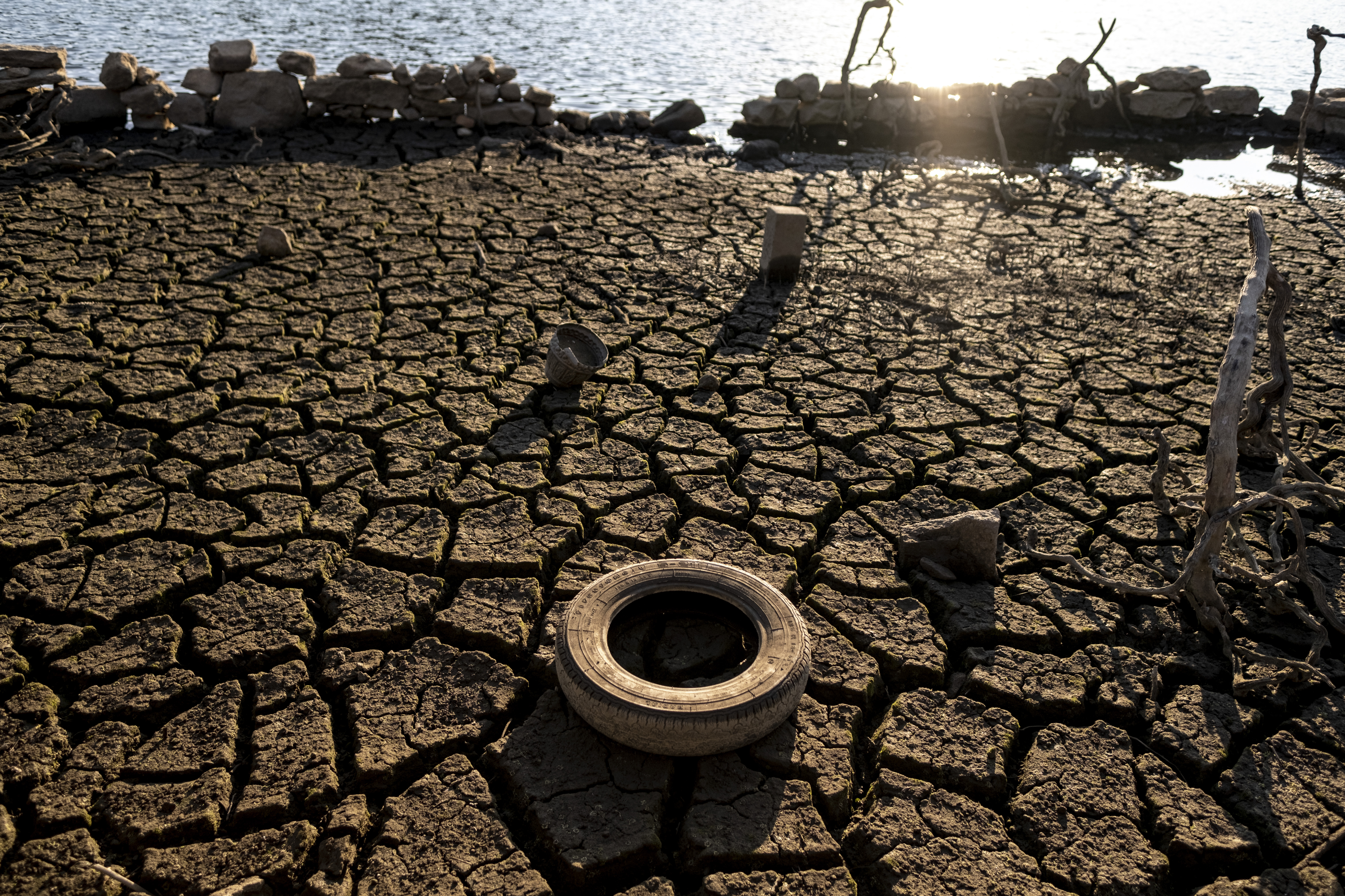 -FOTODELDÍA- LOBIOS (OURENSE), 06/07/2022.- Tierra cuarteada debido a la sequía en el embalse de Lindoso en Lobios (Ourense). España encara el verano con los embalses al 45,3 por ciento (más de 20 puntos por debajo de la media de la década) tras el segundo invierno más seco desde 1961, una primavera lluviosa, pero incapaz de paliar la situación de sequía meteorológica, y una primera quincena de junio, la más cálida desde que hay registros. EFE/Brais Lorenzo