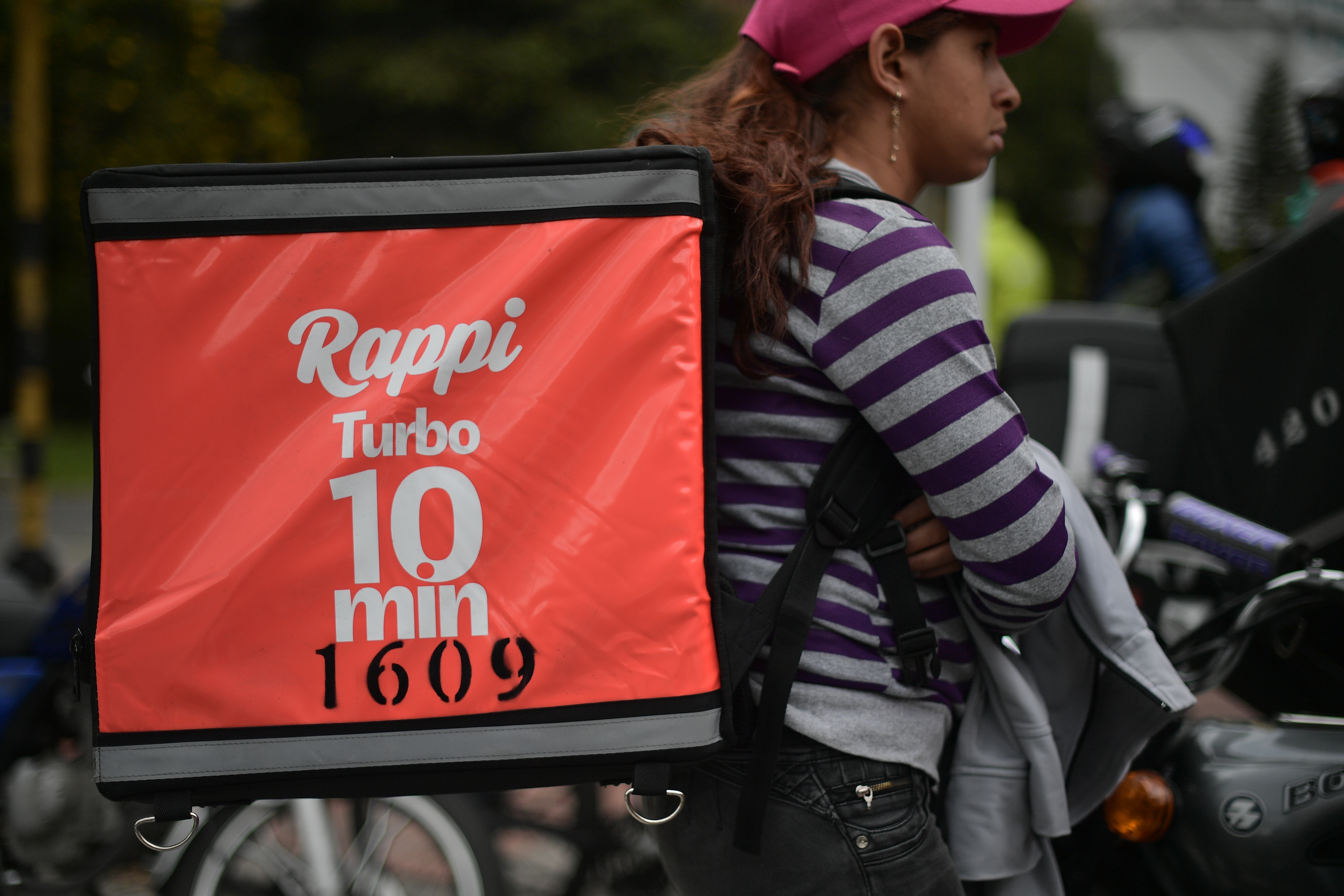 Domiciliarios que trabajan con la aplicación de Rappi se movilizaron por la carrera séptima, en contra de la vinculación contractual que propone la reforma laboral del Gobierno Nacional. Alegan que este cambio lo que contempla es una “contratación forzada” con la que no están de acuerdo.