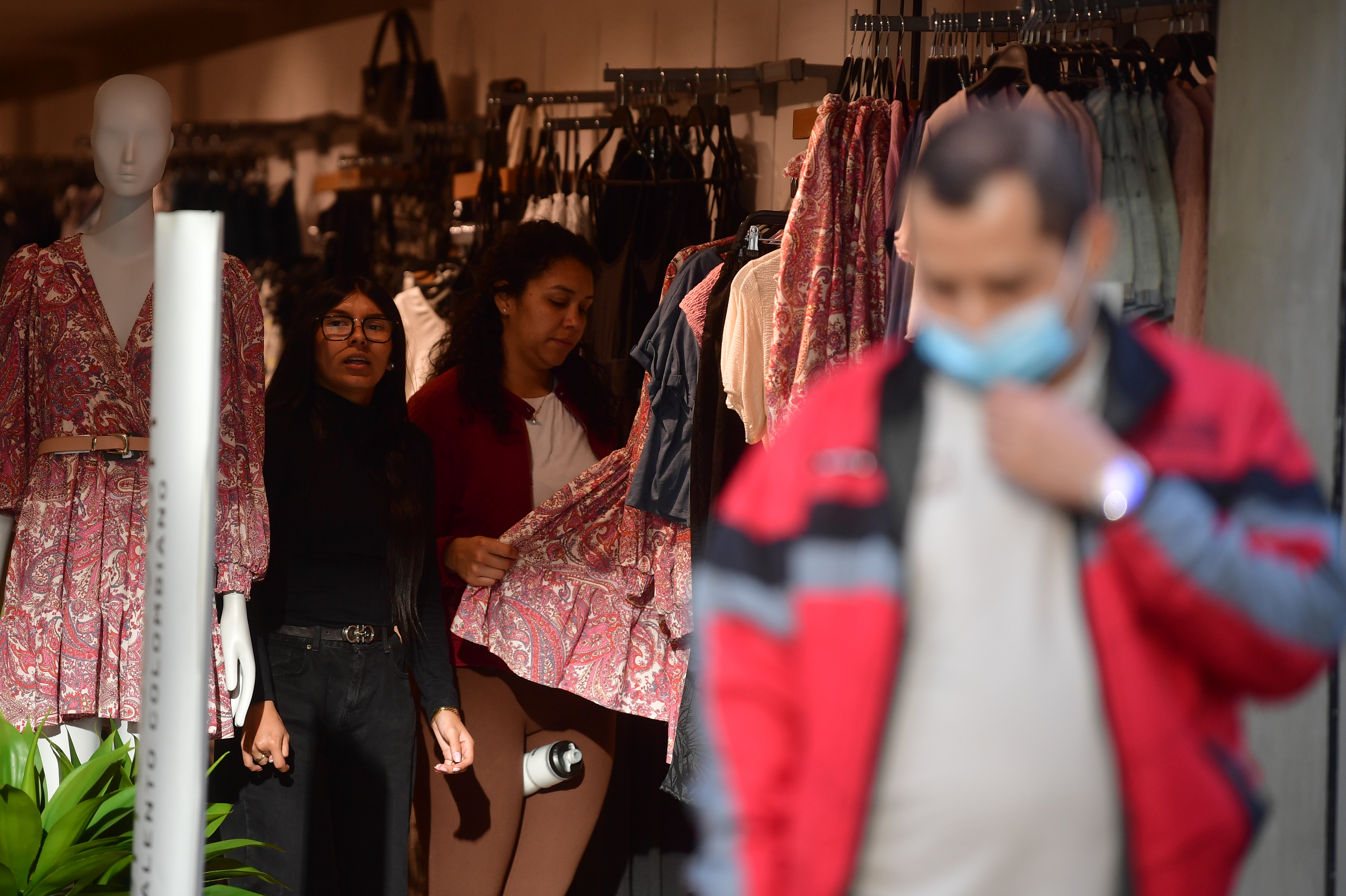 Ambiente en el centro de Bogotá después del levantamiento de la medida de uso obligatorio de tapabocas.
