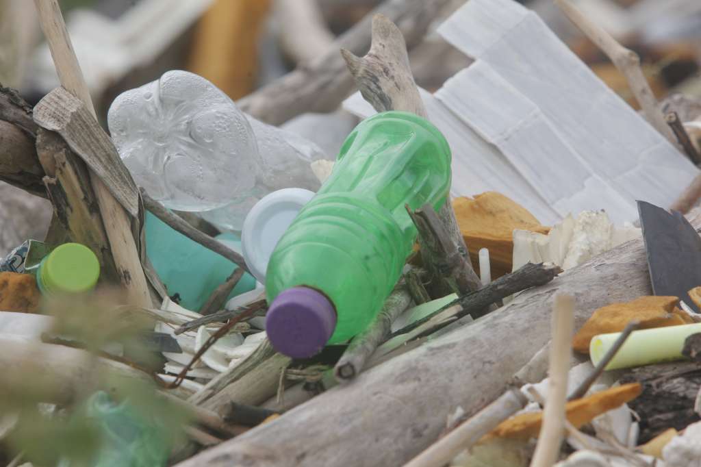 AME7308. CIUDAD DE PANAMÁ (PANAMÁ), 23/02/2022.- Fotografía de la basura acumulada en la playa de Costa del Este. el 14 de febrero de 2022, en la bahía de Panamá, una de las más contaminadas en la Ciudad de Panamá (Panamá). Los océanos se han convertido en inmensos sumideros de desechos plásticos. La panacea del reciclaje fue un espejismo. La contaminación por resinas persistentes constituye un problema complejo que requiere soluciones globales coordinadas, explican a Efe en la fundación latinoamericana MarViva. El manejo de los desechos plásticos es uno de los temas principales de la quinta sesión de la Asamblea Medioambiental de la ONU (UNEA 5), que comienza el próximo 28 en Nairobi (Kenia). EFE/ Carlos Lemos