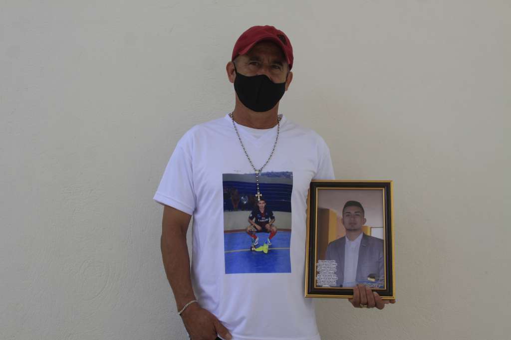 Carlos Patiño, padre de Bairon patiño, Jesús Quintero, padre de Sebastián Quintero, uno de los ocho jóvenes masacrados en Samaniego.