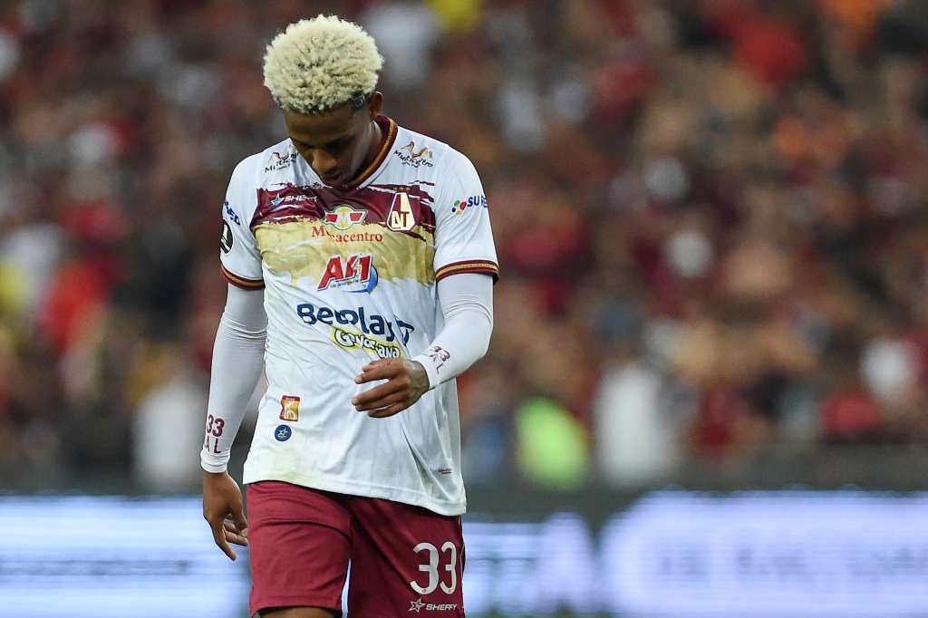 AMDEP2928. RIO DE JANEIRO (BRASIL), 06/07/2022.- Jeison Lucumí de Tolima se lamenta hoy, en un partido de la Copa Libertadores entre Flamengo y Deportes Tolima en el estadio Maracaná, en Río de Janeiro (Brasil). EFE/Alexandre Durão