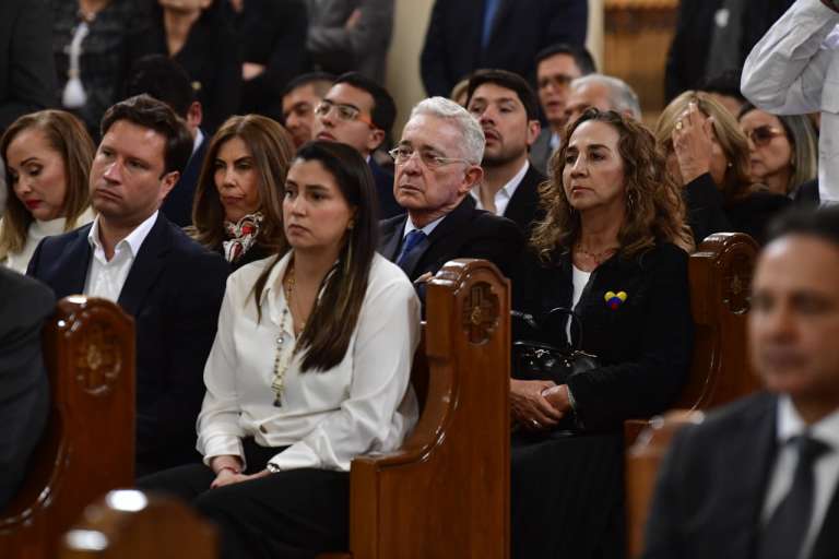 Tras un año de la muerte de Miguel Uribe Turbay, su familia junto a varios congresistas realizaron un homenaje a la memoria del senador en la Parroquia La Inmaculada Concepción, para luego develar su monumento en el antiguo parque “El Golfito”, que ahora lleva su nombre.