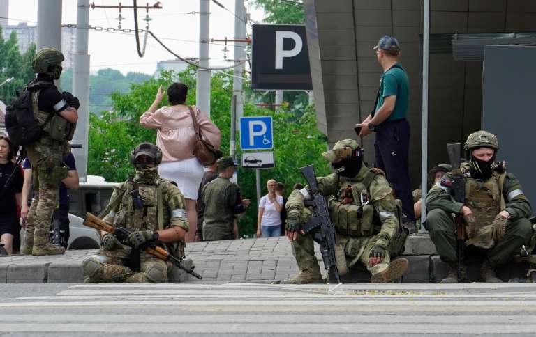 Rostov-on-don (Russian Federation), 23/06/2023.- Servicemen from private military company (PMC) Wagner Group stand guard in downtown Rostov-on-Don, southern Russia, 24 June 2023. Security and armoured vehicles were deployed after Wagner Group's chief Yevgeny Prigozhin said in a video that his troops had occupied the building of the headquarters of the Southern Military District, demanding a meeting with Russia'Äôs defense chiefs. (Rusia) EFE/EPA/STRINGER