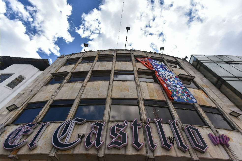 La fachada de El Castillo de las Artes con uno de los telares del Grupo de Mujeres Víctimas del Conflicto Armado - Asomujer.