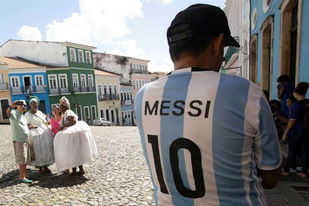 Un hincha argentino con la camiseta de Lionel Messi en Pelourinho, centro histórico de Salvador (Brasil). / EFE