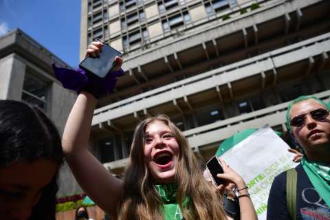 En España 3.386 mujeres viven con una pulsera que geolocaliza a su maltratador