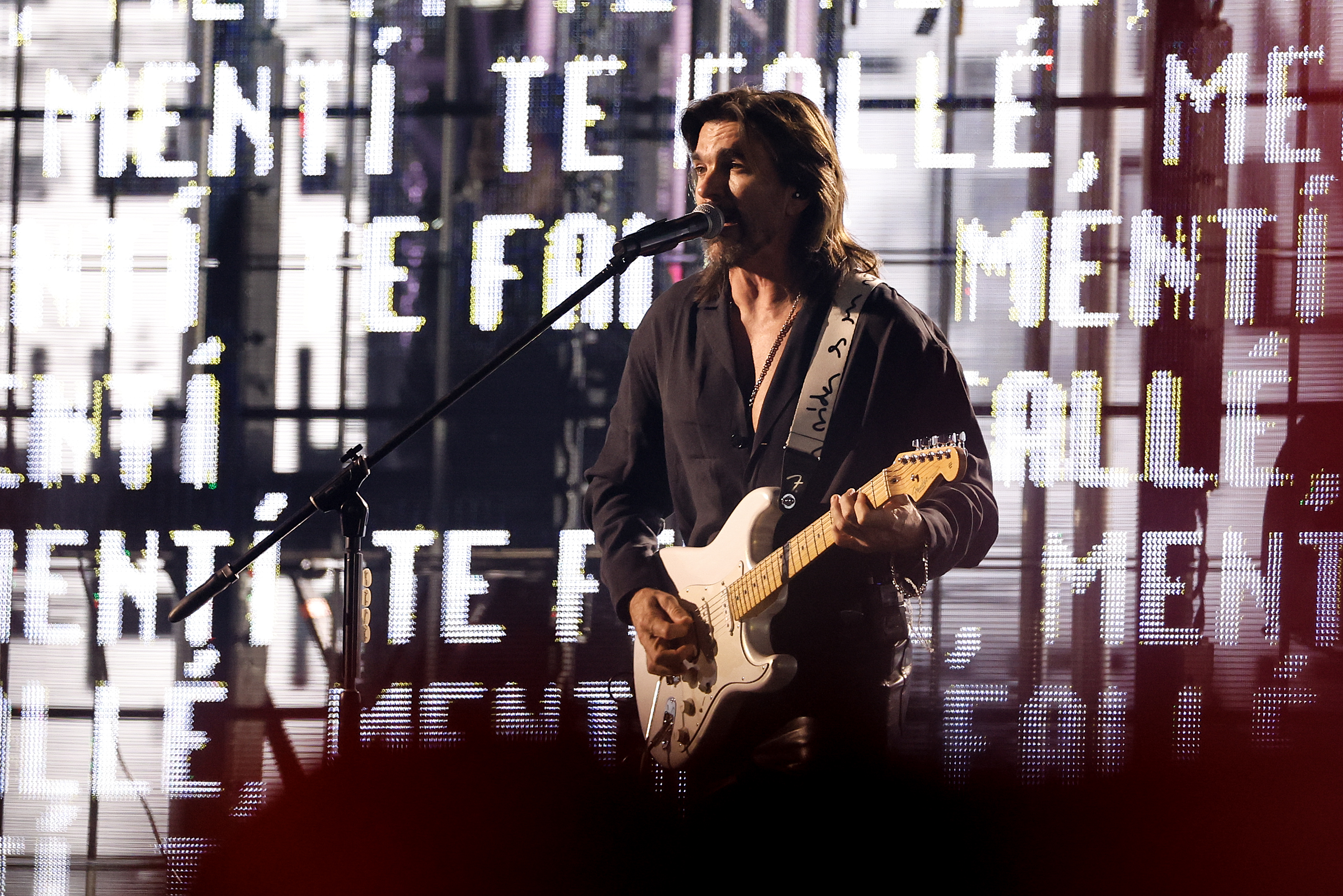 SEVILLA, 16/11/2023.- El cantante colombiano Juanes durante su actuación en la gala anual de los Latin Grammy, celebrada este jueves en Sevilla. EFE/Julio Muñoz