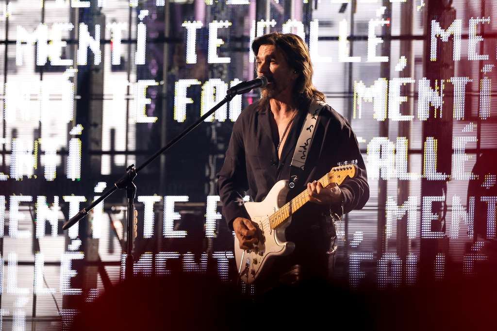 SEVILLA, 16/11/2023.- El cantante colombiano Juanes durante su actuación en la gala anual de los Latin Grammy, celebrada este jueves en Sevilla. EFE/Julio Muñoz
