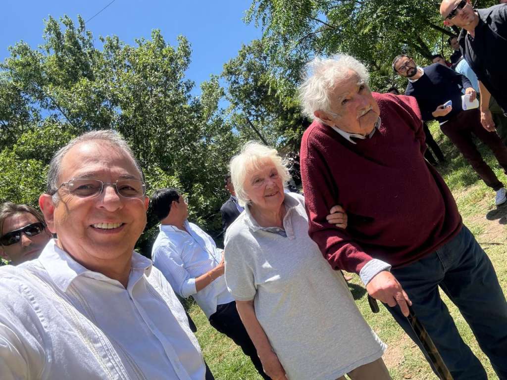 Selfi del vicecanciller colombiano Jorge Rojas acompañando la caminata de Pepe Mujica y su compañera Lucía