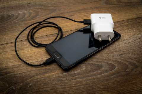 La Unión Europea pide un cargador universal pese a la oposición de Apple