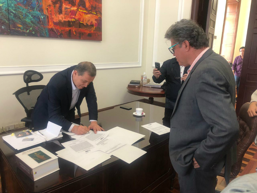El presidente del Congreso, Ernesto Macías, posesiona como senador al dirigente sindical Wilson Arias.  / Prensa Senado