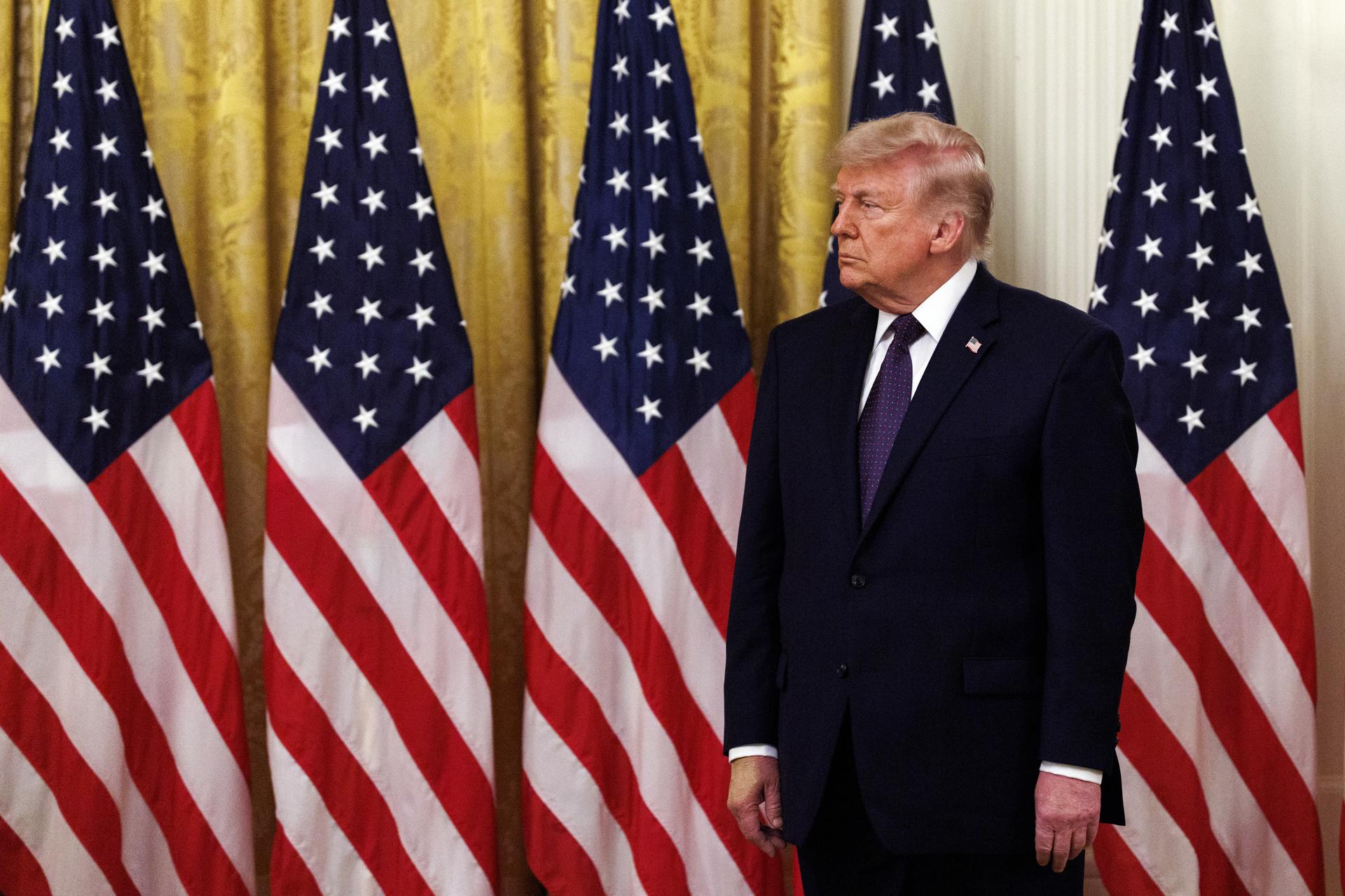WASHINGTON (United States), 22/05/2026.- US President Donald Trump looks on during the swearing-in of Kevin Walsh as the chair of the Federal Reserve at the White House in Washington, DC, USA, 22 May 2026. EFE/EPA/WILL OLIVER