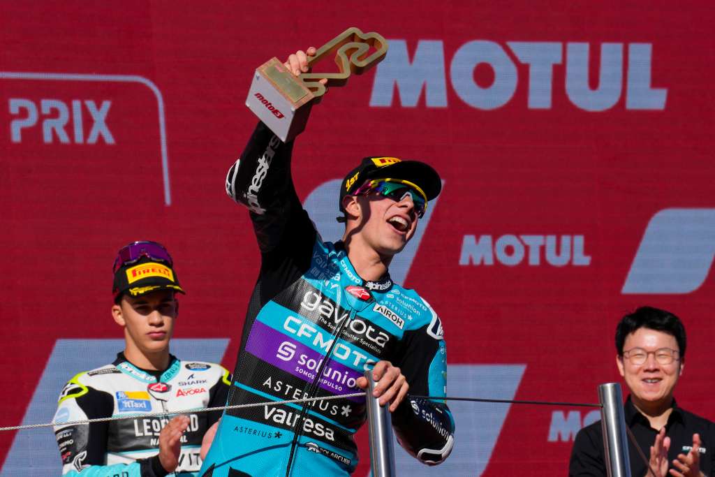 MONTMELÓ (BARCELONA), 17/11/2024.- El piloto colombiano David Alonso, CFMOTO Aspar Team, celebra su victoria tras ganar la carrera de Moto3 Gran Premio Barcelona Solidaridad de Moto3.EFE/ Alejandro García