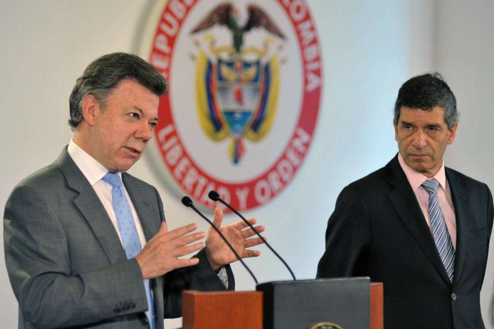 El presidente Juan Manuel Santos y Rafael Pardo Rueda, ministro de Trabajo, firmaron anoche el decreto que dio luz verde a Colpensiones. / Cortesía